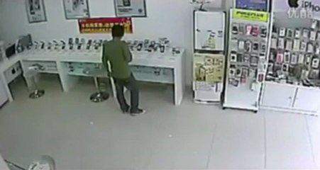 Ladrão tenta roubar celular mas é traído por mola de segurança