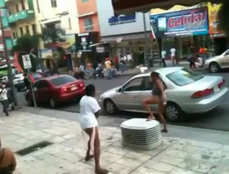 dos loca bailando el tema de amara la negra