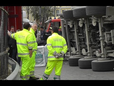 Napoli - Rapinano tir con lavatrici Whirlpool e si ribaltano a San Giovanni a Teduccio (27.03.13)