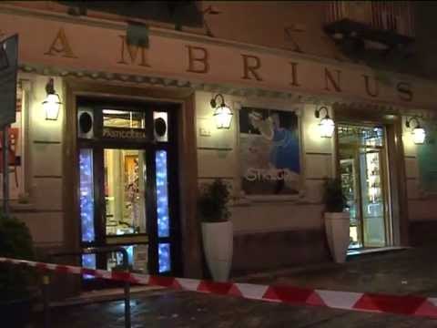 Napoli - Calcinacci caduti sul Gambrinus 1 (27.03.13)