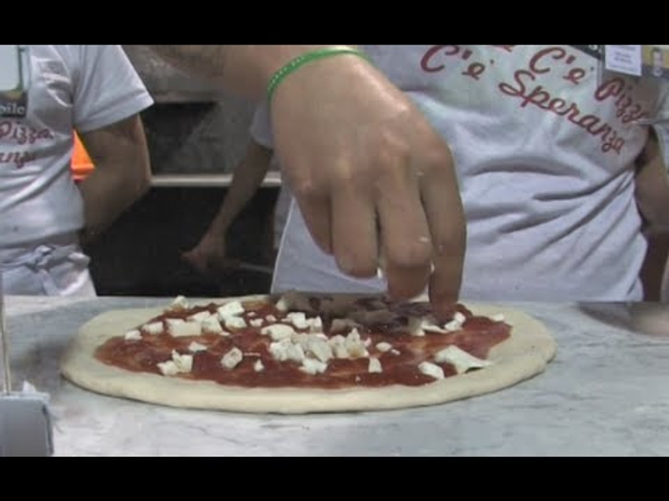 Napoli - Apre in via De Blasiis, la "Pizzeria dell'impossibile" (26.03.13)