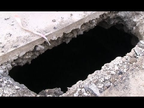 Napoli - Voragine di 8 metri presso l'ITC Caruso (25.03.13)