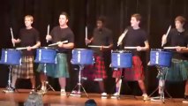 Cinq étudiants en kilt remportent un concours grâce à leur belle prestation à la batterie