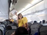 Hôtesses CEBU Pacific  - Consignes sécurité -