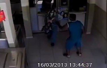 Un passant donne un coup de main involontaire à un cambrioleur !