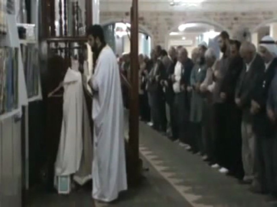 هل سمعت مثل تقليد هذا الرجل للشيخ المعيقلي