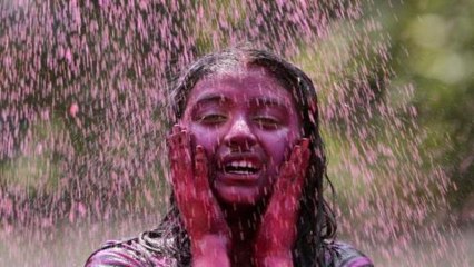 Hindus celebrate Spring with festival of colours