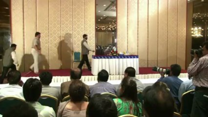 Musharraf back in Pakistan to contest election