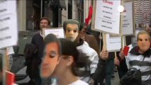 Lisbona in maschera contro governo e austerity