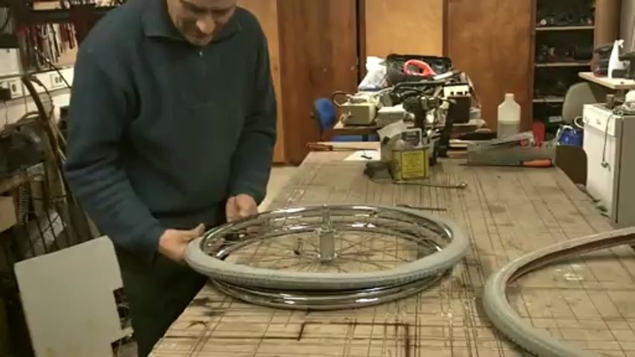 Bruno répare une roue de fauteuil
