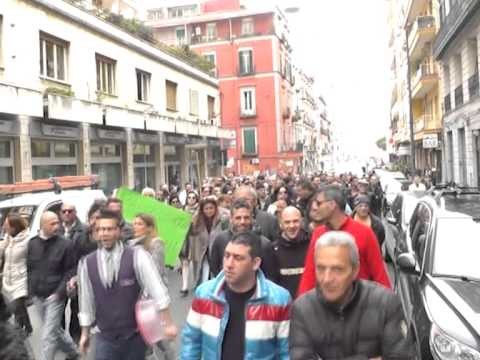 Napoli - Crolla palazzo a Riviera di Chiaia, il corteo degli sfollati 2 (27.03.13)