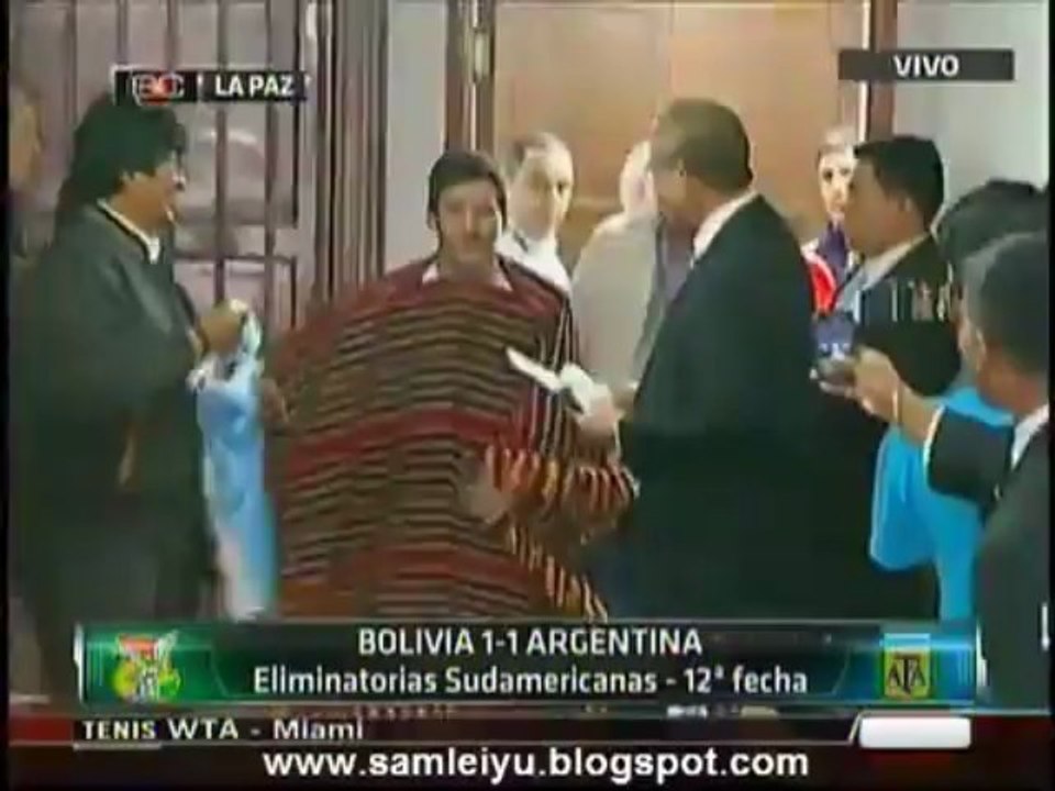 Evo Morales condecora  a Lionel Messi