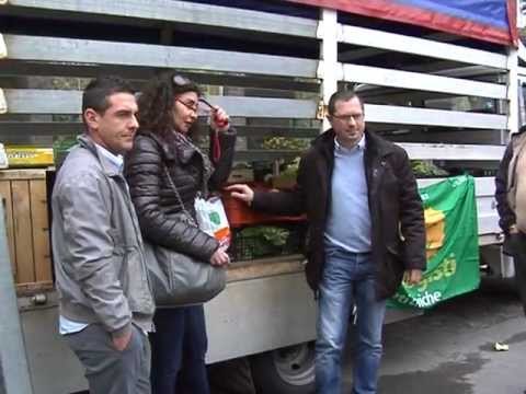 Napoli - Volontari portano cibo allo zoo Edenlandia (27.03.13)