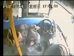 Halk otobüsünün ön camından direk girdi