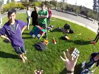 Жонглируя собрать 3 кубика рубика