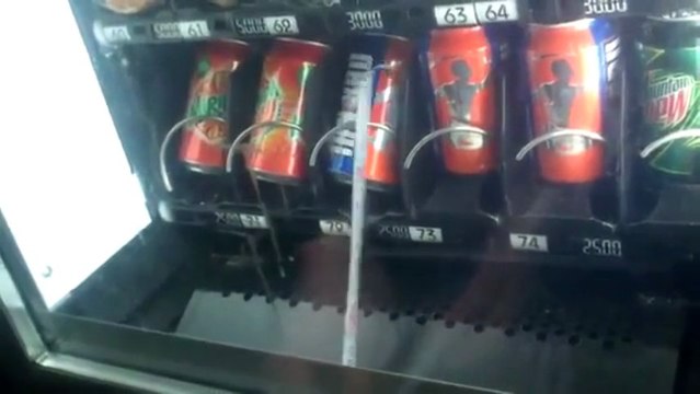 Вытащить банку из торгового автомата