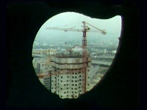 Bâtir mieux plus vite et moins cher 1975 l'industrialisation du bâtiment et ses innovations : la préfabrication en usine, le coffrage glissant...