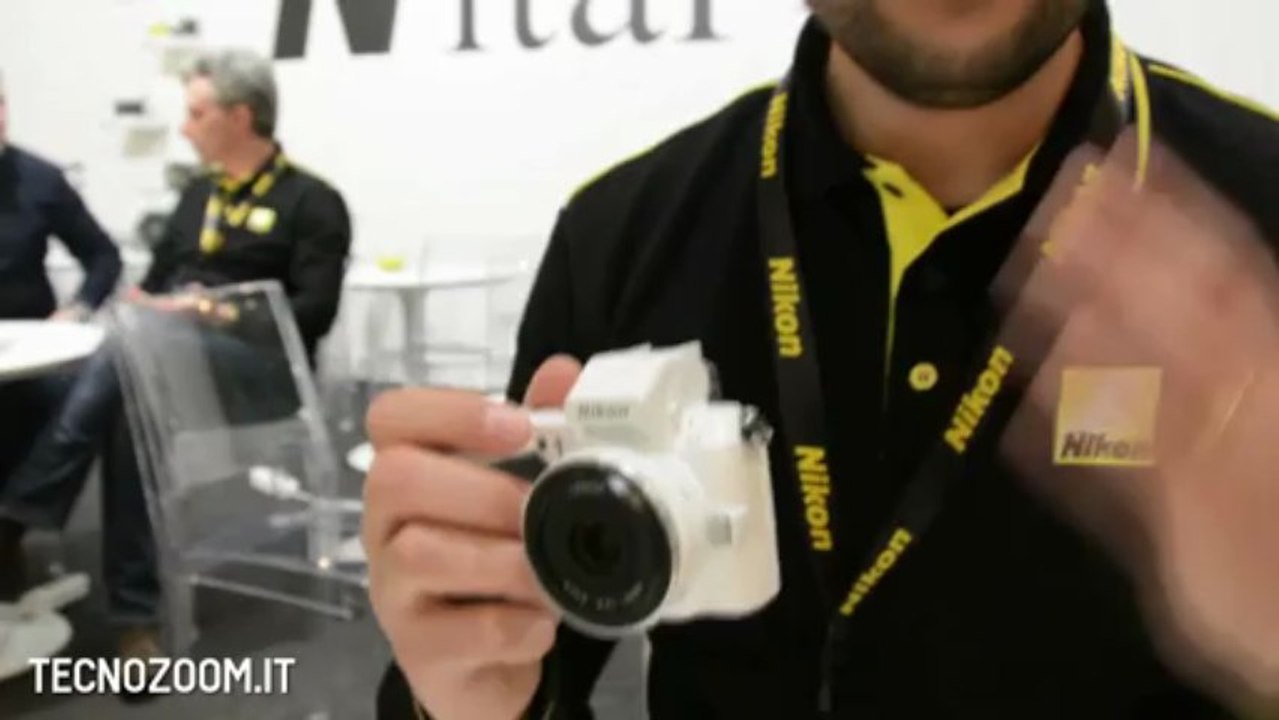 Nikon V2 presentazione al Photoshow 2013
