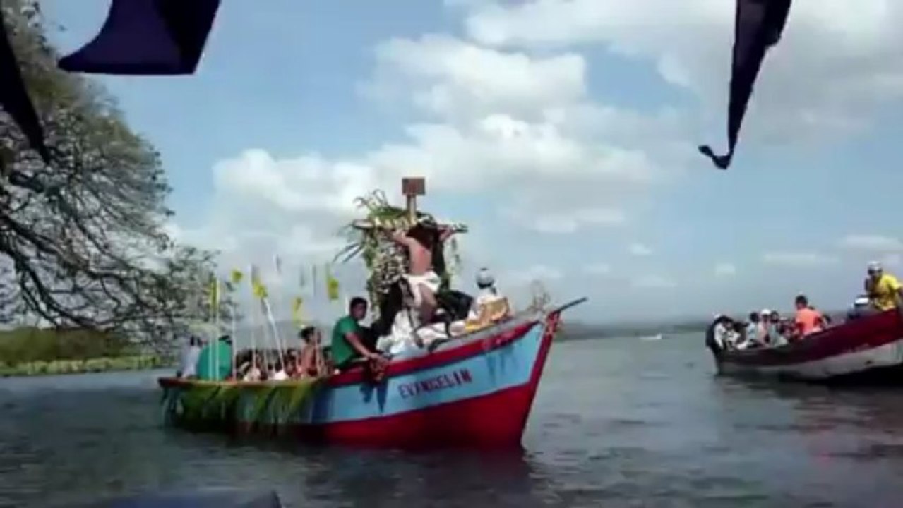 Faithfuls reenact crucifixion of Jesus in the N...