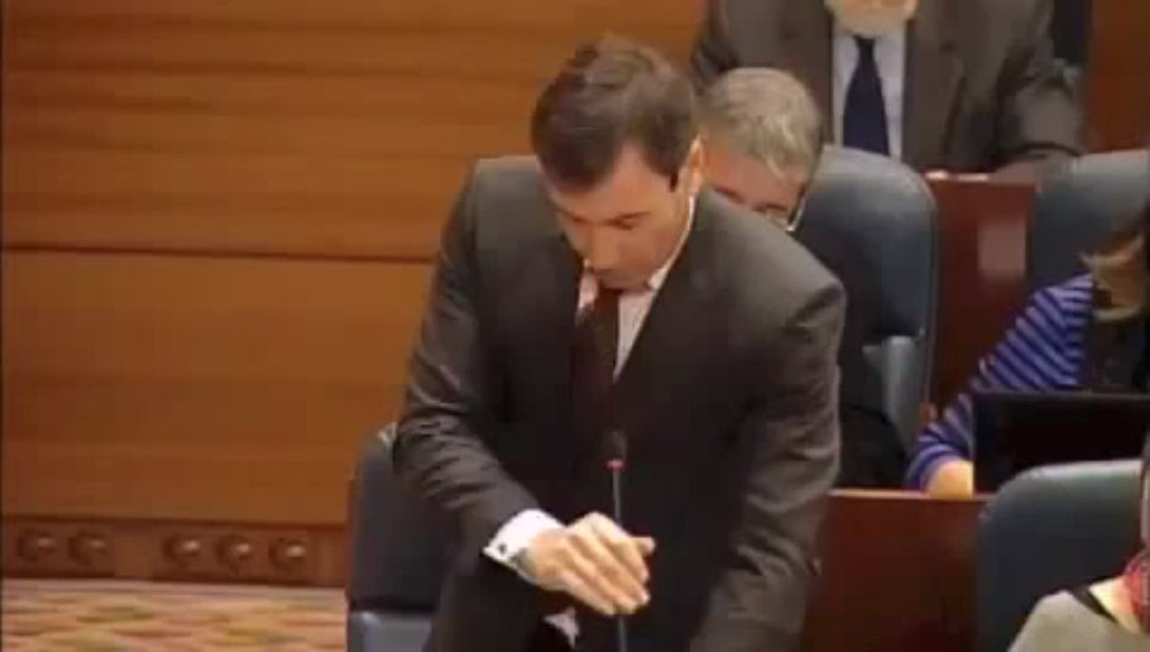 Tomás Gómez utiliza a jubilados y parapléjicos para atacar a Ignacio González