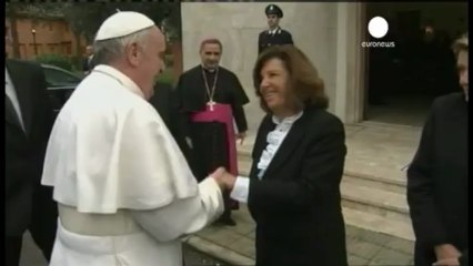 Papa Francis mahkumların ayaklarını yıkayıp öptü