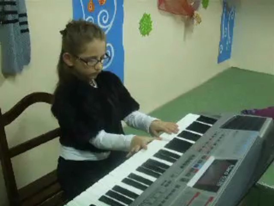 Мери свири на пиано