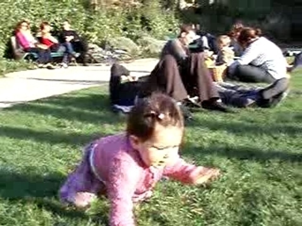 elle marche à 4 pattes