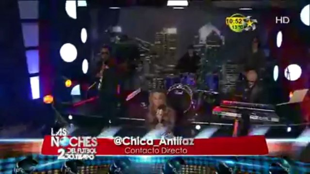 La chica del Antifaz canta en las Noches del Fútbol