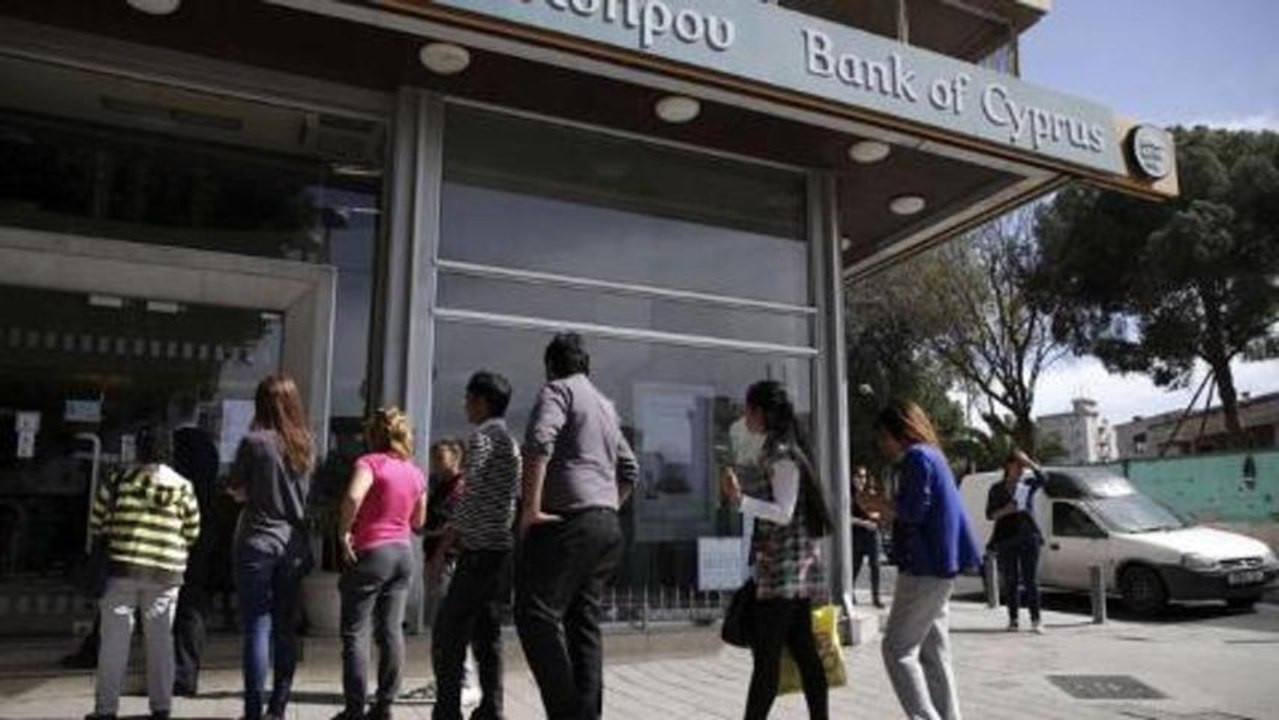 Cypriot bank capital controls to last one month