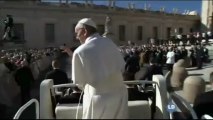 El papa Francisco saluda a las masas desde el papamóvil