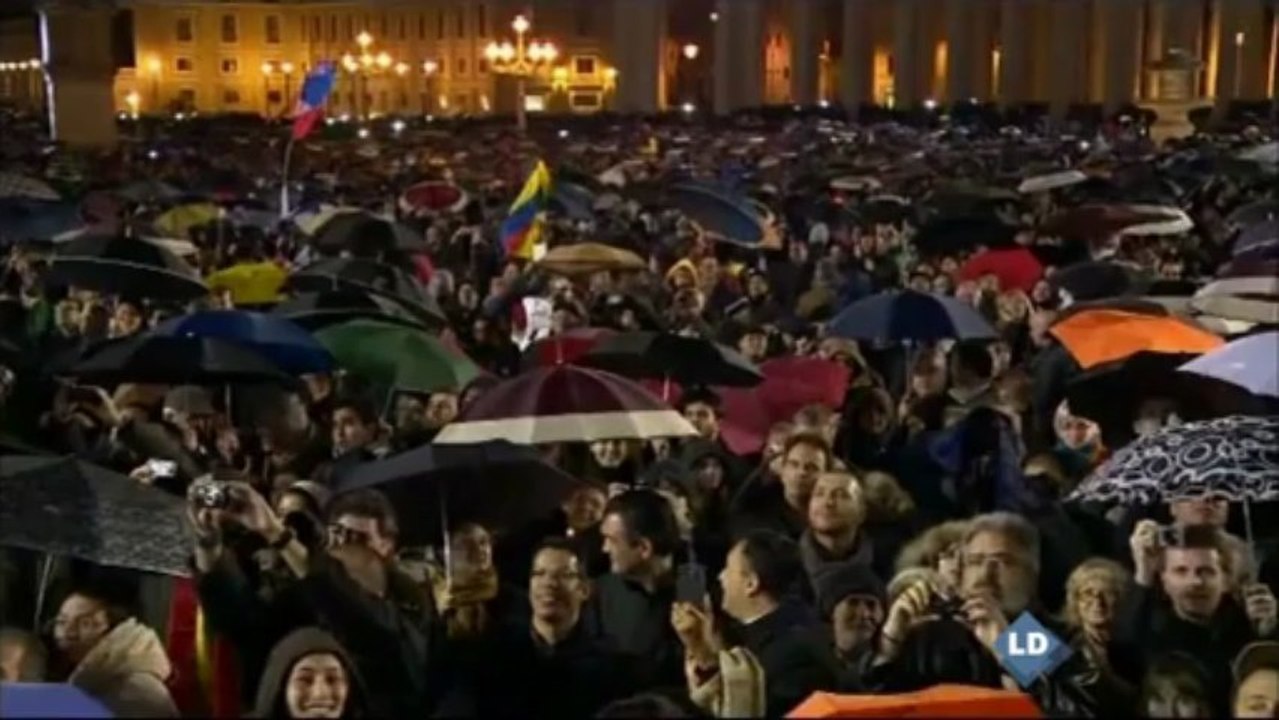 Primera fumata negra en el Vaticano - Black Smoke in Vatican