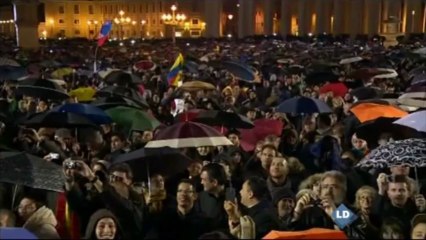 Primera fumata negra en el Vaticano - Black Smoke in Vatican