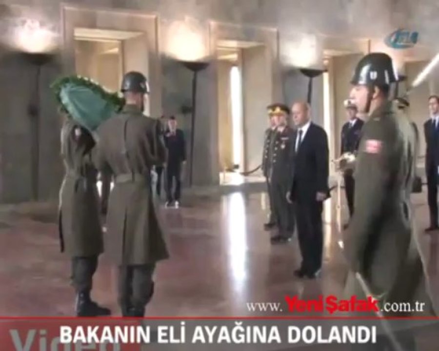 Bakanın eli ayağına dolandı