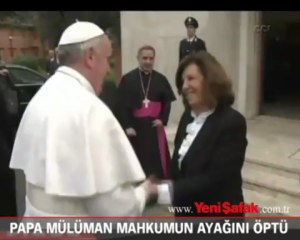 Papa Müslüman mahkumun ayağını öptü