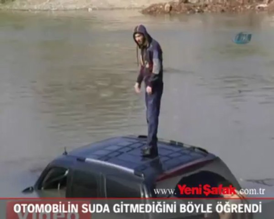 Otomobilin suda gitmediğini böyle öğrendi!