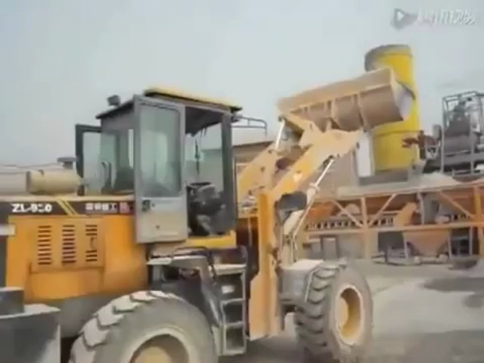 کار کردن با لودر توسط یک پسر بچه ۶ ساله افغانی !