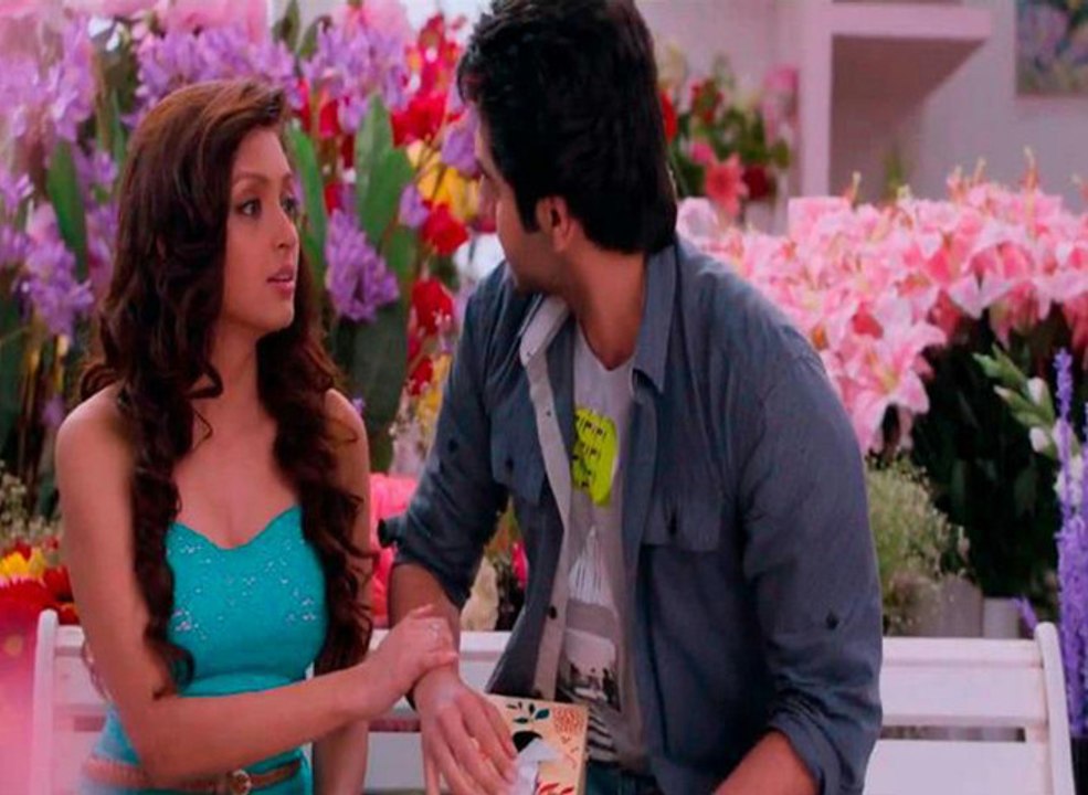 Ayushman Khurana Romance In 'Nautanki Saala'