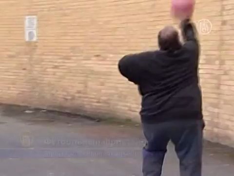 Тучный рыбак стал интернет-звездой, чеканя мяч