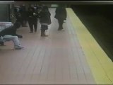 Hombre salva a joven que cayó en los rieles del metro de Philadelphia