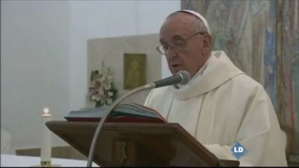 El papa Francisco lava los pies a doce adolescentes
