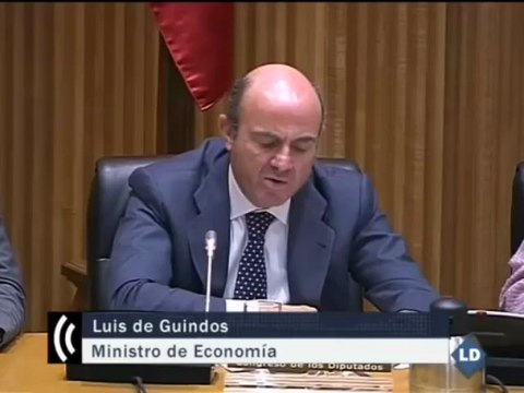 De Guindos simplificará las licencias para abrir pequeños comercios