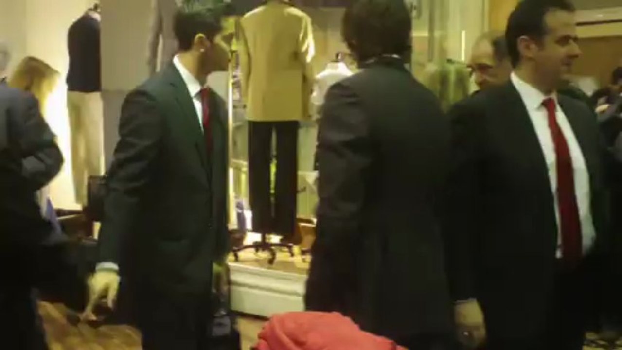 Η αποχώρηση των παικτών του Ολυμπιακού από την Brooks Brothers