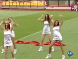 Las cheerleaders calientan el entrenamiento de España