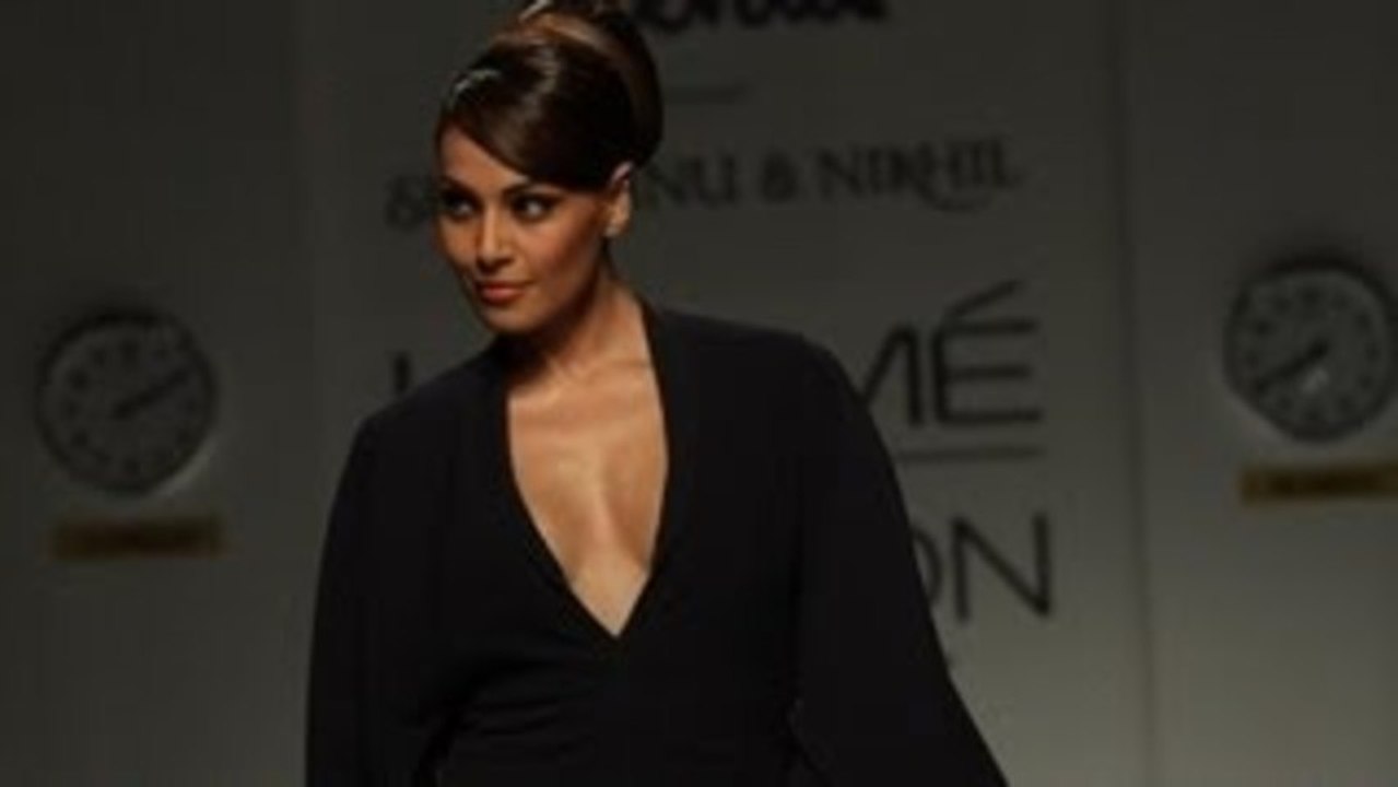 Bipasha Basu Walks The Ramp @ Lakme Fashion Week 2013 Grand Finale !