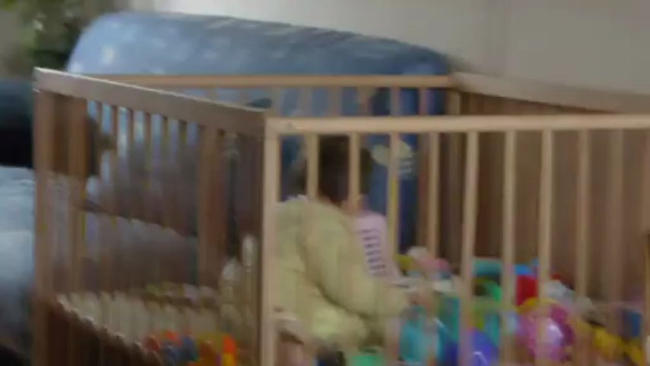 klervia se met debout toute seule dans le parc !!!