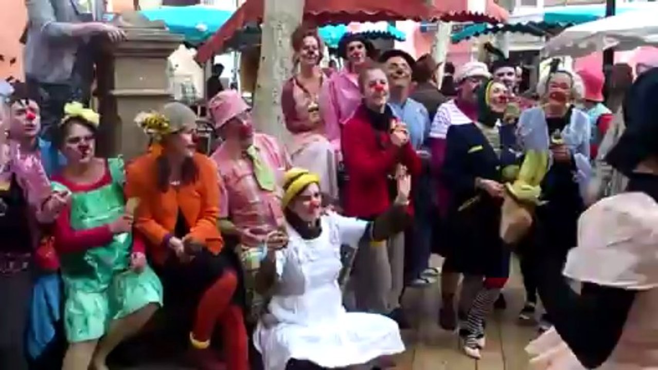 Les Clowns de Mars dans les rues de Manosque