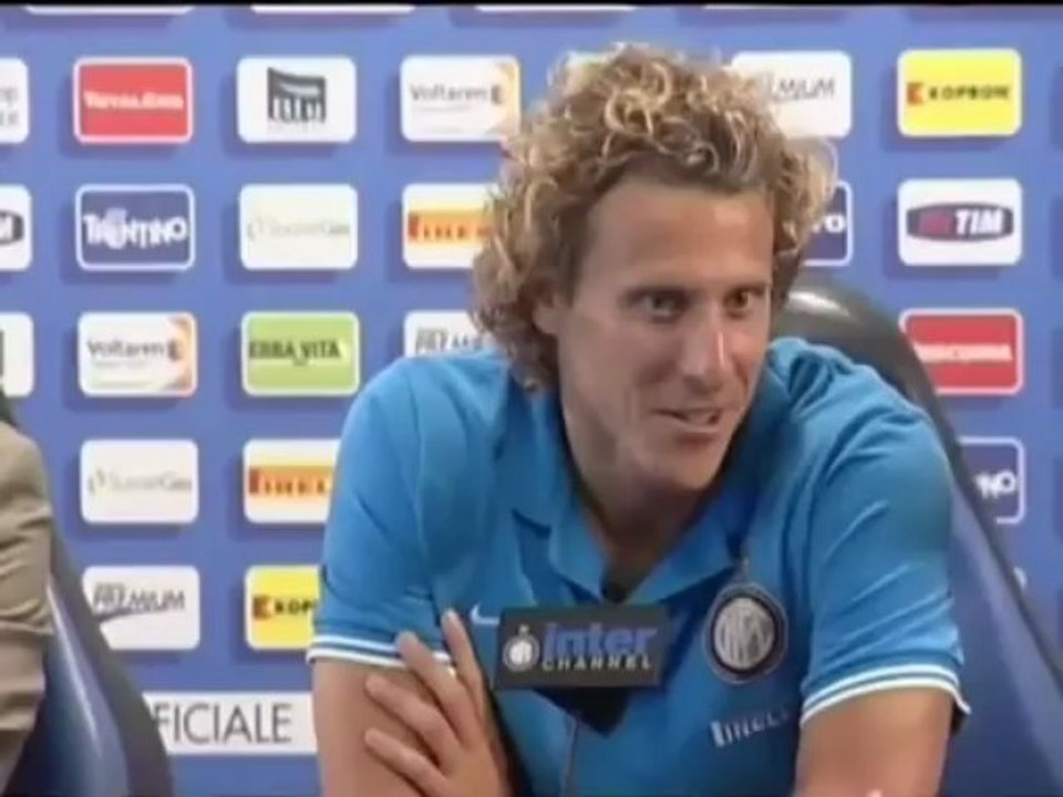 Forlán es presentado por el Inter de Milán