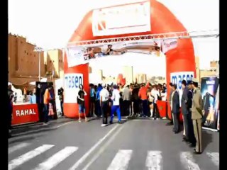 le départ  de la 6è édition de l'Ultra-marathon international de Ouarzazate "Porte du Désert" 2013