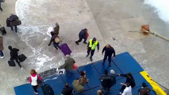 Συγκλονιστικό βίντεο : Δείτε πώς έδεσε το πλοίο στο λιμάνι της Κιμώλου