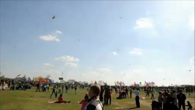 Des cerfs-volants remplissent le ciel de Washington